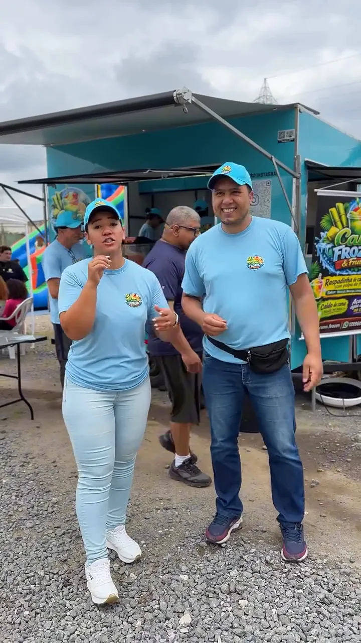 Equipe da Cana Frozen com camisetas da marca na frente do food truck turquesa