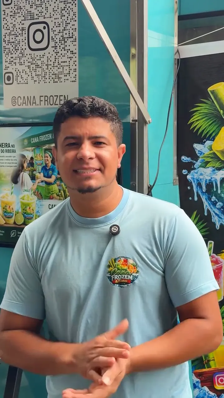 Lateral do food truck da Cana Frozen com o QR code do Instagram e o banner de sabores